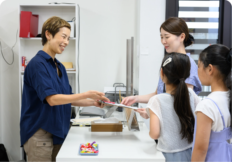 受付での手続きの様子