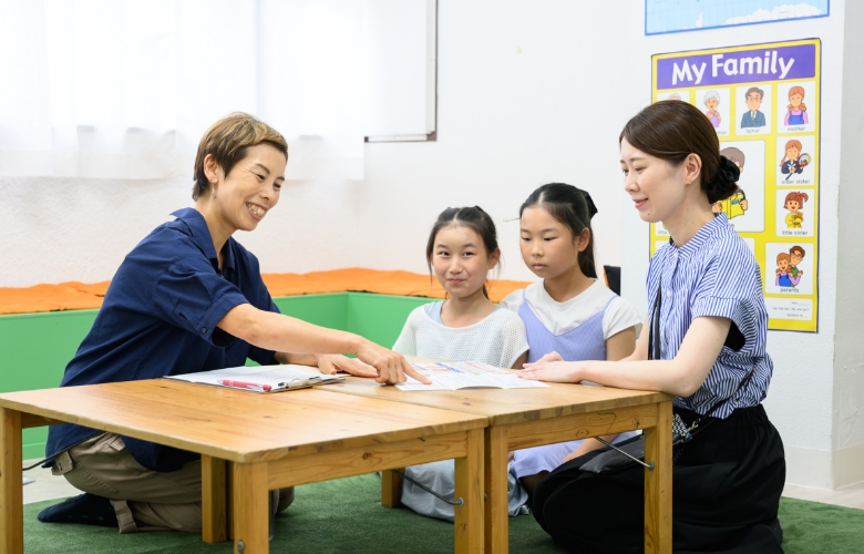 こどもENGLISHのグループレッスンは親も一緒に参加できますか？